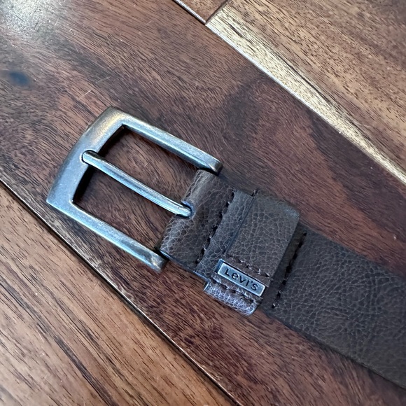 Levi’s size 30/32 brown belt lightly used men - Picture 2 of 3